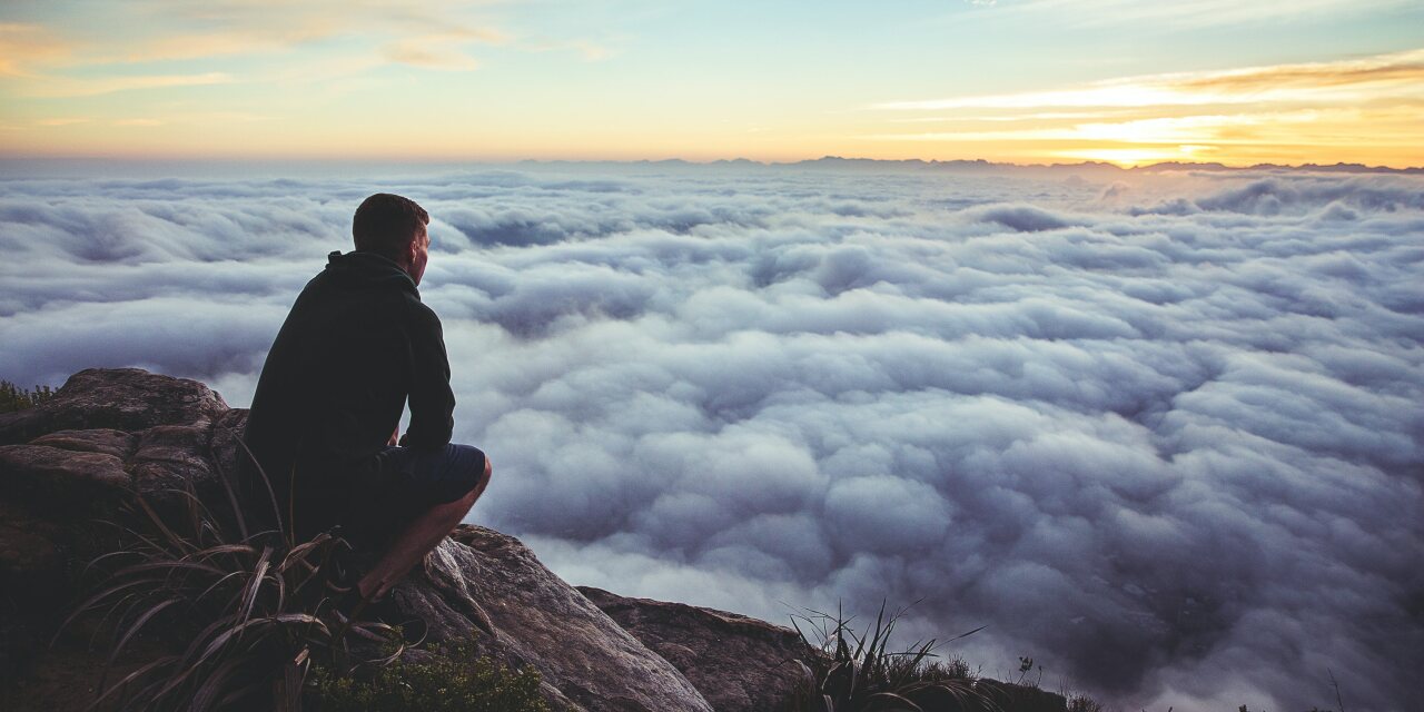 Man schaut in Wolken Decke